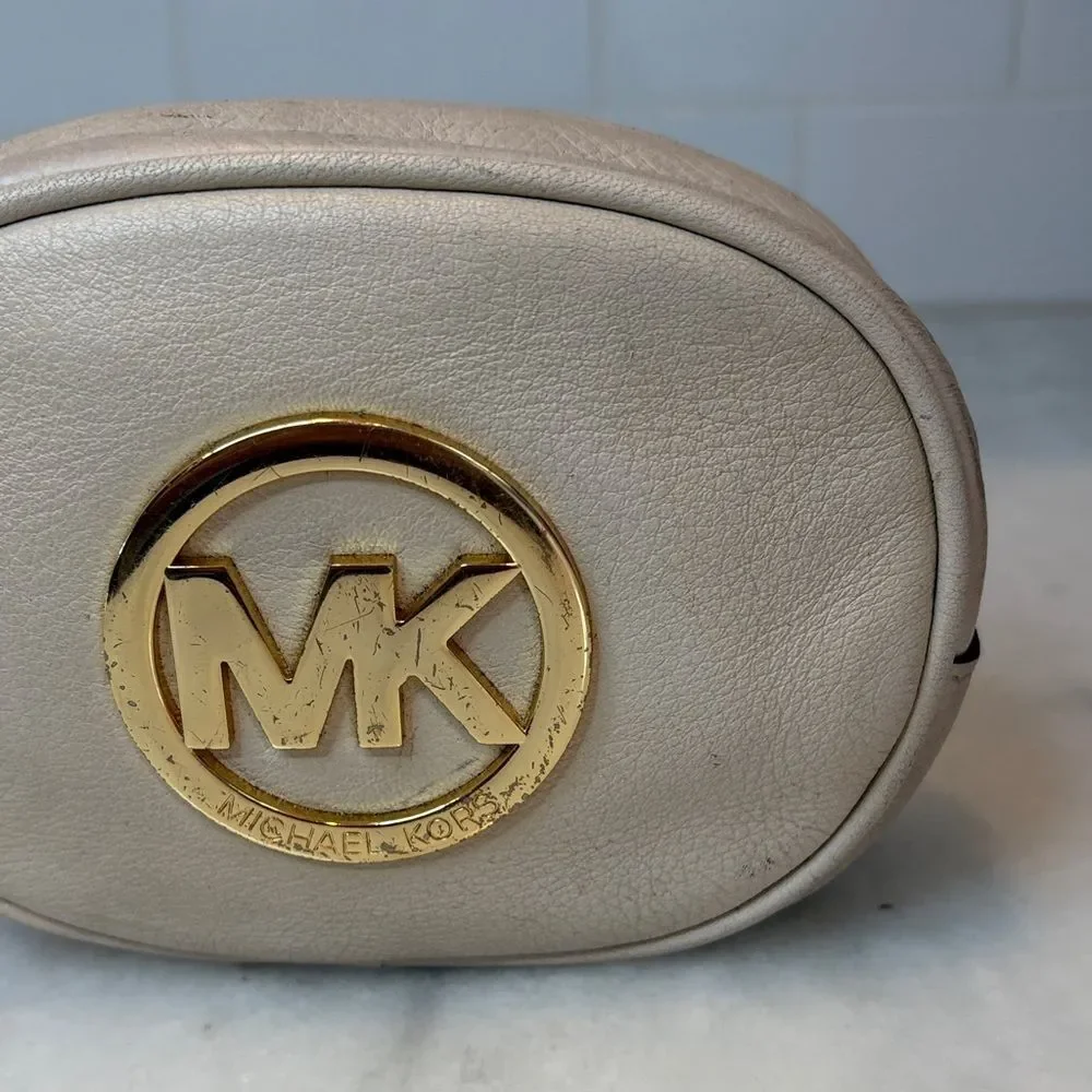 Michael Kors Bag Oval Pebbled Leather Cosmetic Case Pouch Clutch